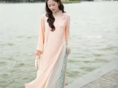 [petbychang] thửa lên người rùi mới biết vì sao mẫu này giá gốc gần 2 củ nha các ty, vừa sang vừa thơ chất xịnh ,vải lụa nhạ xá nó mềm và bay nếu lụa trụng quốc chất đểu trộng vải sẽ xấu lên dáng kh đẹp như các mẫu lụa nha xá chuẩn đâu ạ.
