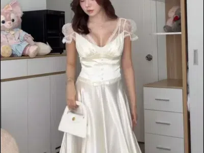 Váy lụa dài ngọc trai phối tay ren