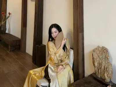 Mẫu này xưởng báo về đợt cuối không về thêm nữa, mai e lấy sẵn về cho các c. Số lượng ít các c nào lấy báo e na 650k/full set, chất đẹp khỏi bàn rùi ạ, màu này nó keo mà mê lắm các chị.