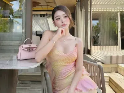 Váy hai dây hồng loang