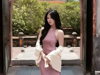 V310 Váy lụa cổ yếm viền size S