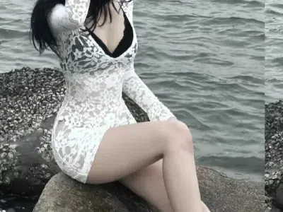 Váy body ren mặc cùng đồ biển