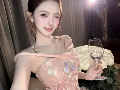 Tranali V647 Đầm ren kim sa cổ yếm Tranali