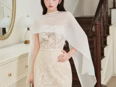 Váy ren trắng kèm choàng