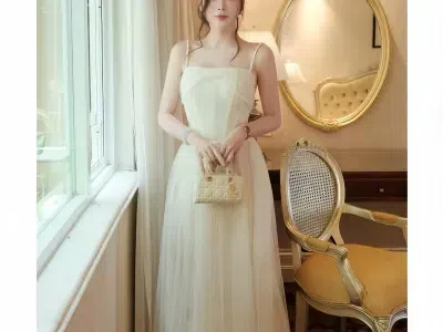 Váy hai dây trắng