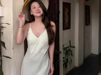 Một chiếc váy vừa thanh lịch vừa dễ mặc ✨ Chất liệu mềm mại, thoải mái, phần ren tạo điểm nhấn rất tinh tế. Diện đi chơi hay chụp ảnh đều cực ăn hình luôn 🤍