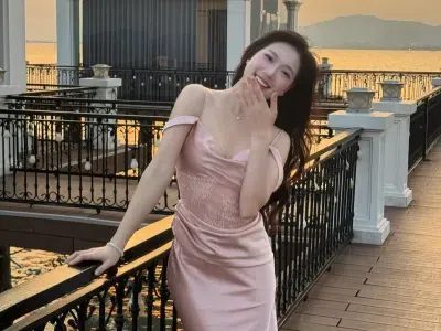 Váy lụa trễ vai màu hồng