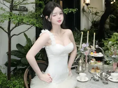 Váy lệch vai màu trắng