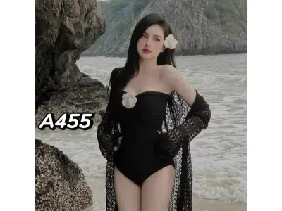 Set bikini 1 mảnh màu đen kèm áo choàng