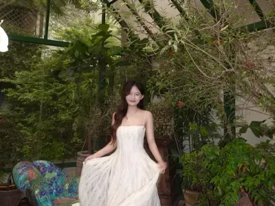 Váy hai dây họa tiết ren